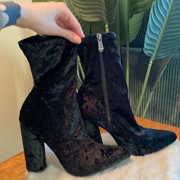 Cape Robbin black crushed velvet heels - Picture 1 of 2